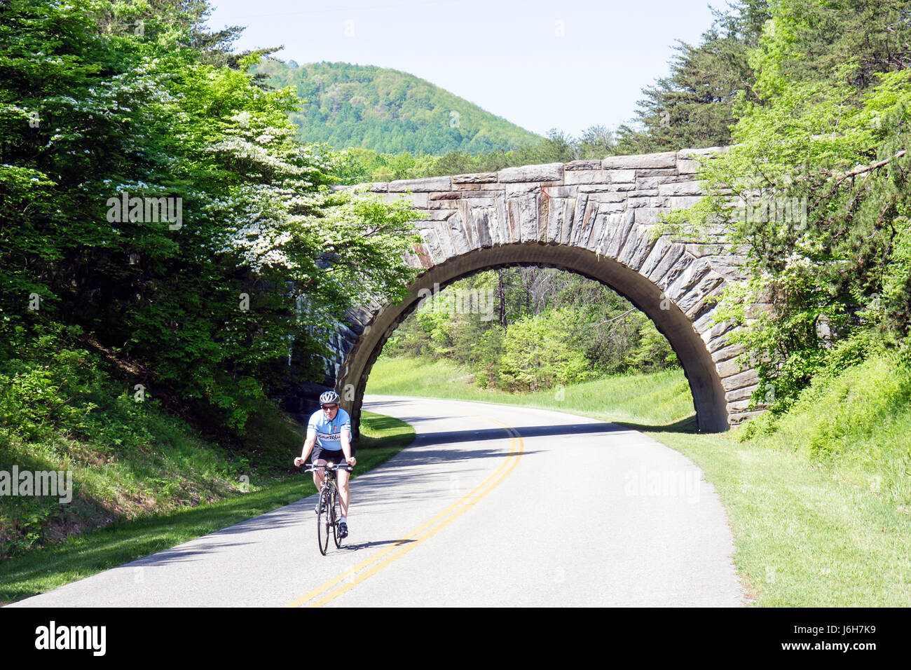 Roanoke Virginia, Blue Ridge Parkway, Appalachian Mountains, Steinbrücke, Radfahrer, Fahrrad, Radfahren, Reiten, Radfahren, Fahrer, Fahrrad, Männer Männer Erwachsene Erwachsene, VA Stockfoto