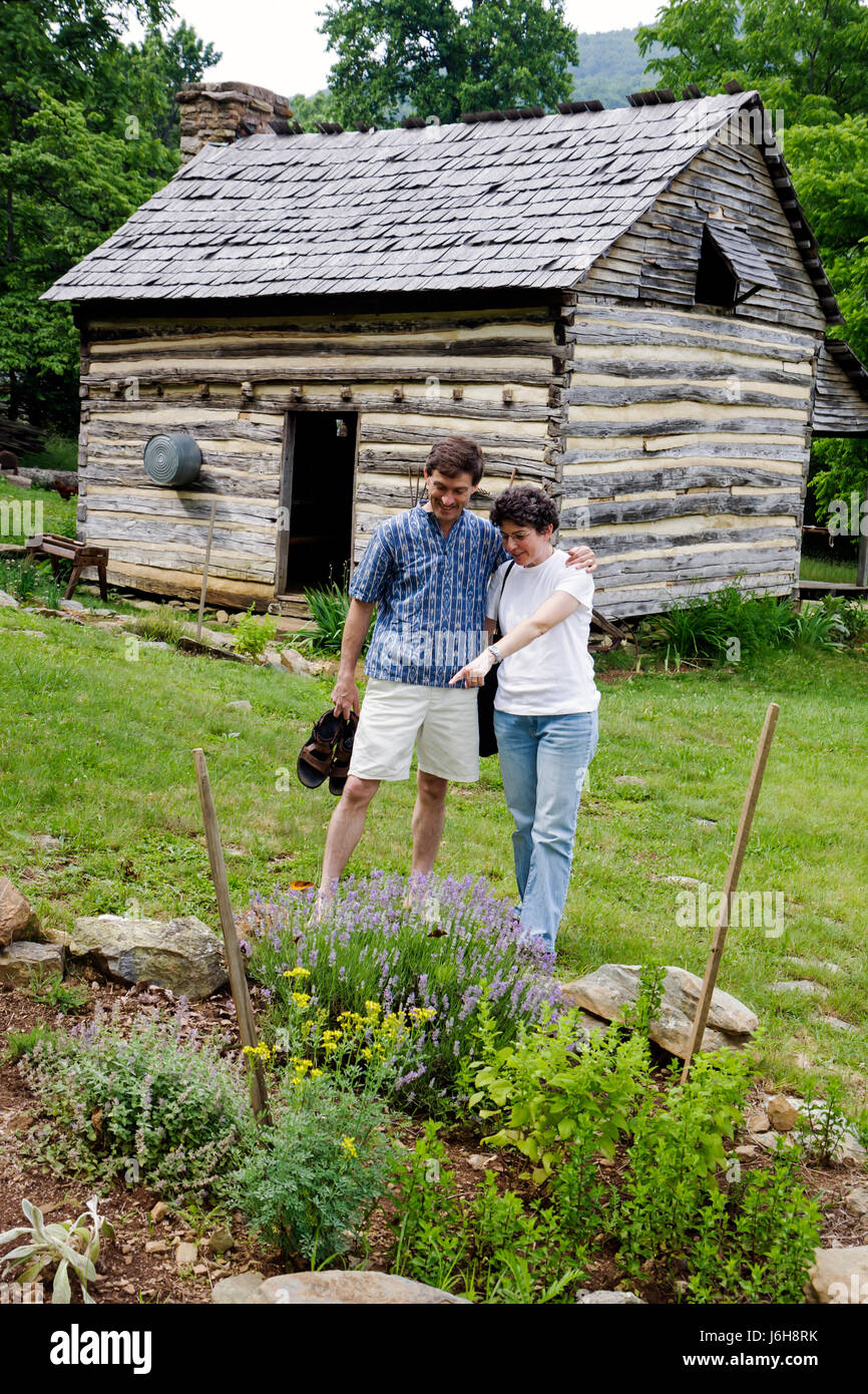 Blue Ridge Parkway Virginia, Appalachian Mountains, Humpback Rocks, Visitors Center, Milepost 5.8, Farm Trail aus dem 19. Jahrhundert, Lokalgeschichte, Kulturerbe, Erwachsene adu Stockfoto