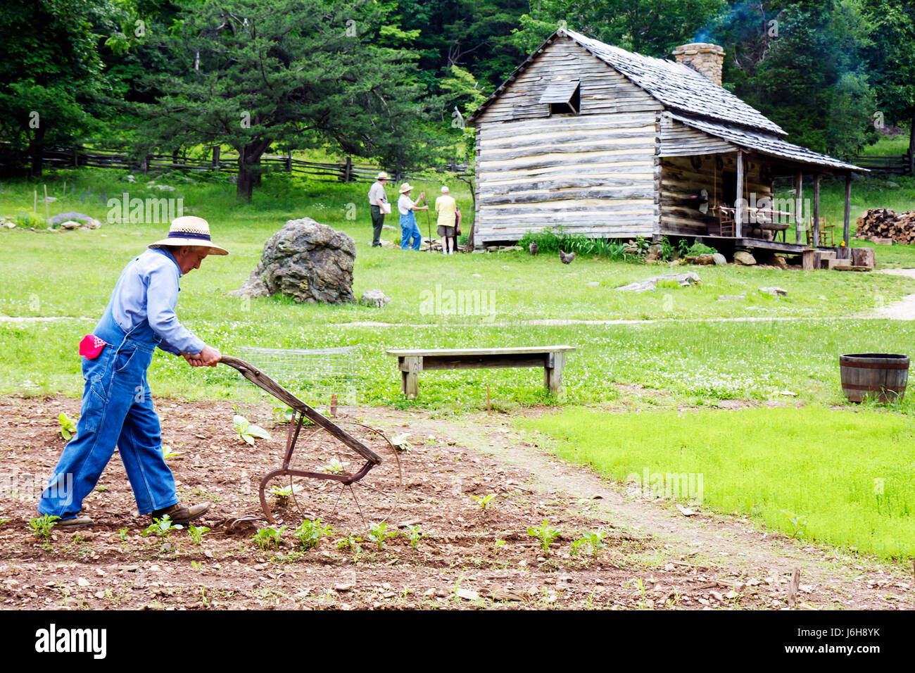 Blue Ridge Parkway Virginia, Appalachian Mountains, Humpback Rocks, Visitors Center, Farm Trail aus dem 19. Jahrhundert, lokale Geschichte, Reenactor, Erwachsene Männer Stockfoto