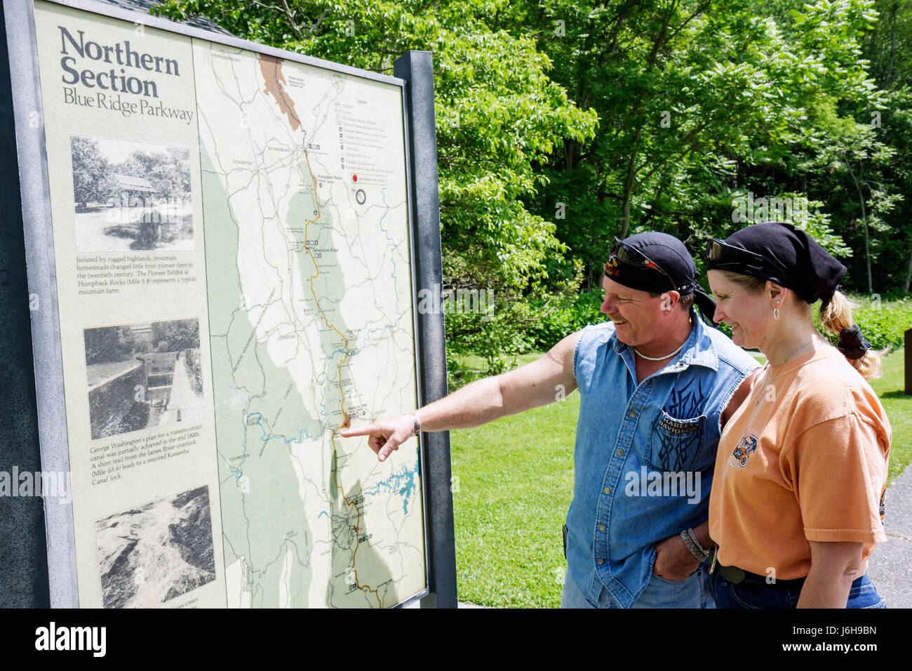 Blue Ridge Parkway Virginia, Appalachian Mountains, Otter Peaks, Milepost 86, Besucherzentrum, Karte, nördlicher Abschnitt, Mann Männer männlich, Frau weibliche Frauen, Coupl Stockfoto