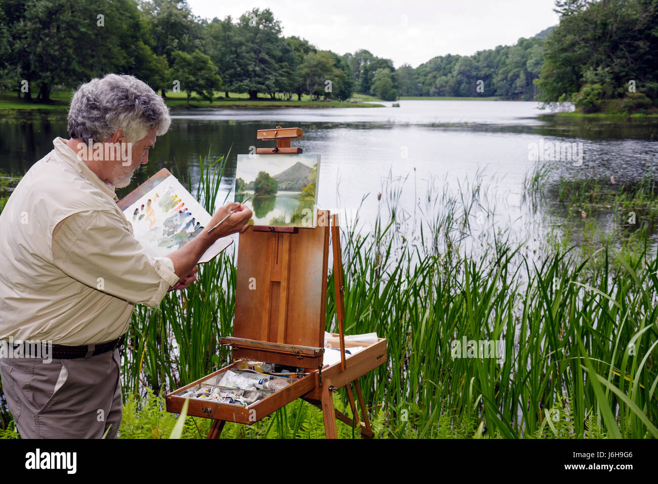 Blue Ridge Parkway Virginia, Appalachian Mountains, Peaks of Otter, Milepost 86, Sharp Top Mountain, Lodge, Abbott Lake, Art Fest, Erwachsene Erwachsene Männer männlich, A Stockfoto