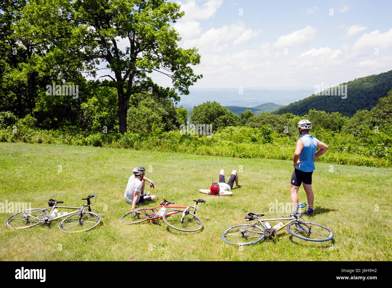 Blue Ridge Parkway Virginia, Appalachian Mountains, Blick auf das Sunset Field, Milepost 79, Natur, Natur, Landschaft, Natur, Männer, Männer, Radfahrer, Fahrrad, Bicycli Stockfoto