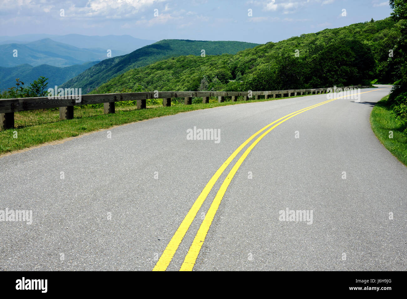 Blue Ridge Parkway Virginia, Appalachian Mountains, Straßenrand, Geländer, Kurve, Natur, Natur, Landschaft, Doppellinie, gelb, in der Nähe von Milepost 79, VA090620036 Stockfoto