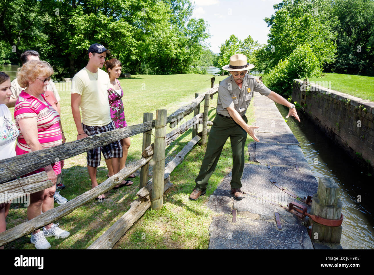 Blue Ridge Parkway Virginia, Appalachian Mountains, James River & Kanawha Canal, Milepost 63, Besucherzentrum, Canal Lock Walk, Mann Männer männlich, Frau weiblich wom Stockfoto