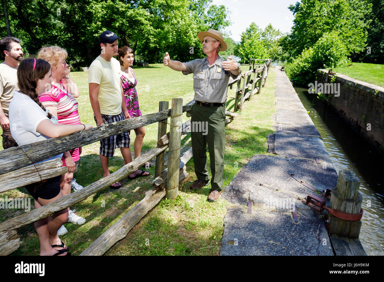 Blue Ridge Parkway Virginia, Appalachian Mountains, James River & Kanawha Canal, Milepost 63, Besucherzentrum, Canal Lock Walk, Mann Männer männlich, Frau weiblich wom Stockfoto