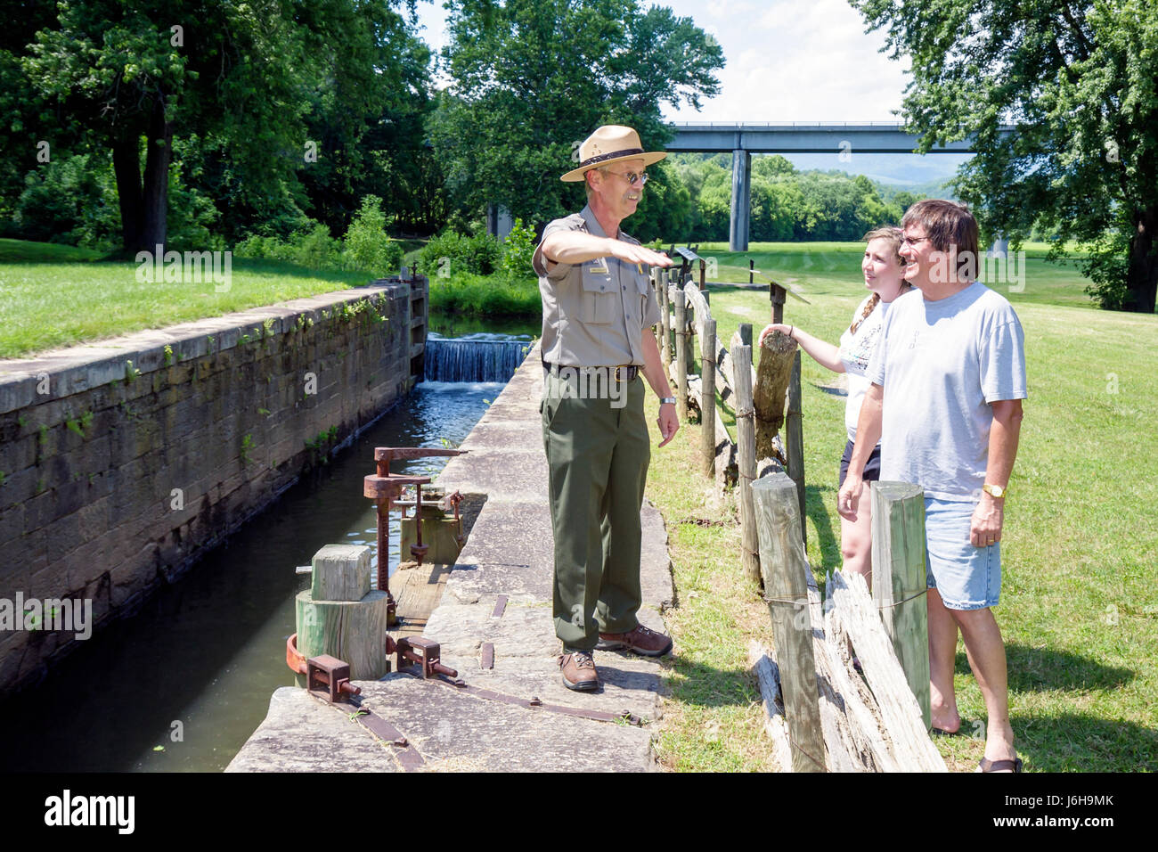 Blue Ridge Parkway Virginia, Appalachian Mountains, James River & Kanawha Canal, Milepost 63, Besucherzentrum, Canal Lock Walk, Männer männlich, Mädchen, jung Stockfoto