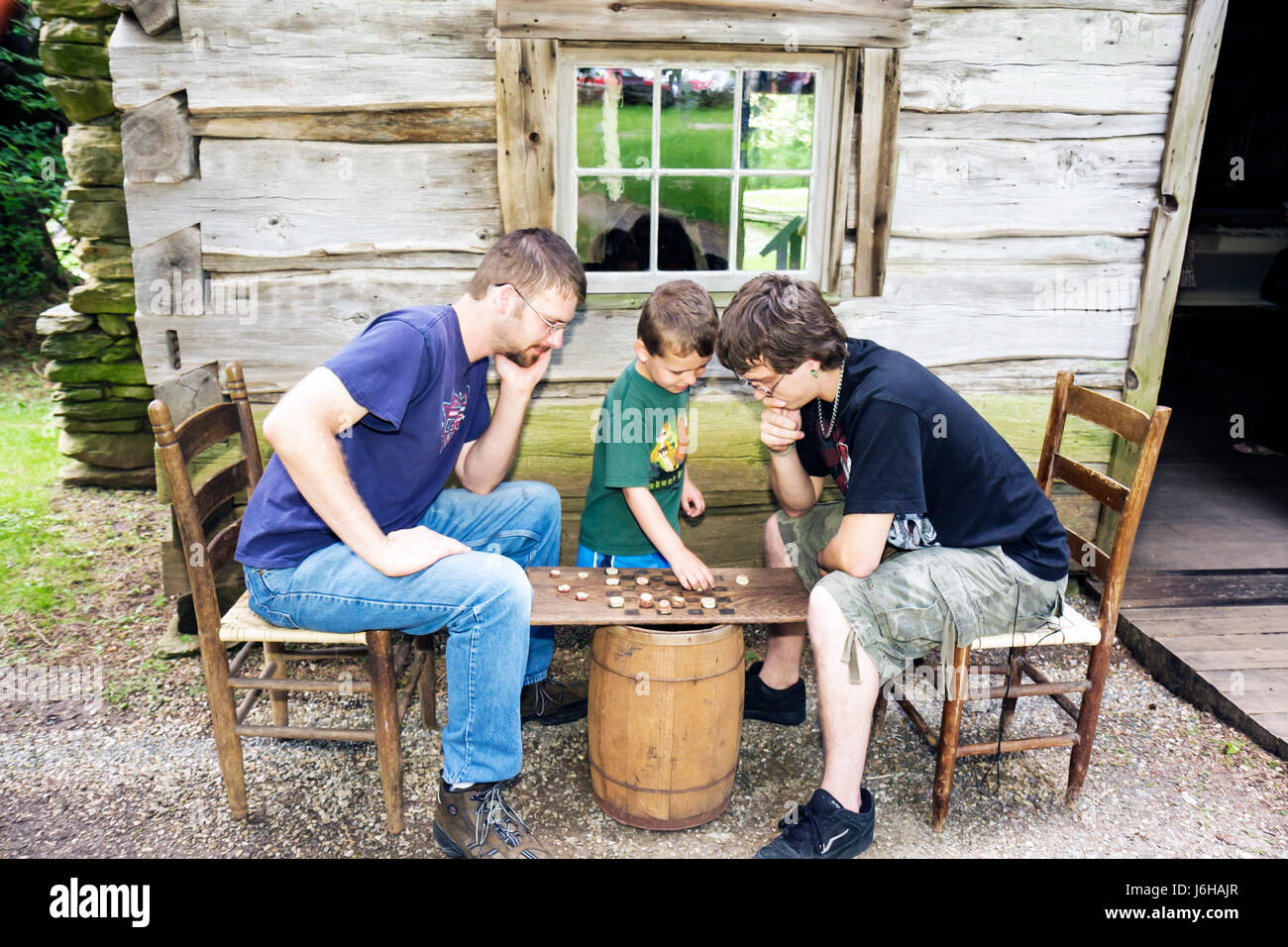 Virginia Appalachian Mountains Blue Ridge Parkway, Mabry Mill Mann Jungen Barrel Dame spielen Spiel, Stockfoto