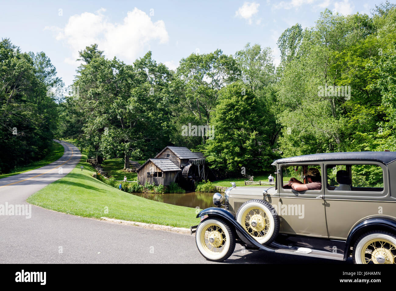 Blue Ridge Parkway Virginia, Appalachian Mountains, Mabry Mill, historische Mühle, Milepost 176, Wassermühle, Antikauto, Modell A Ford, VA090621064 Stockfoto