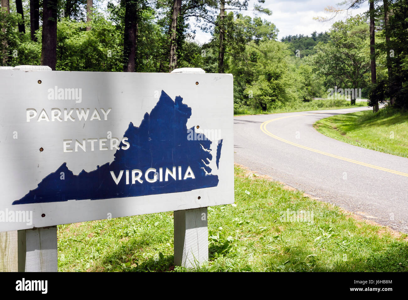 Blue Ridge Parkway Virginia, Appalachian Mountains, North Carolina State Line, Schild, Kurve, VA090622029 Stockfoto