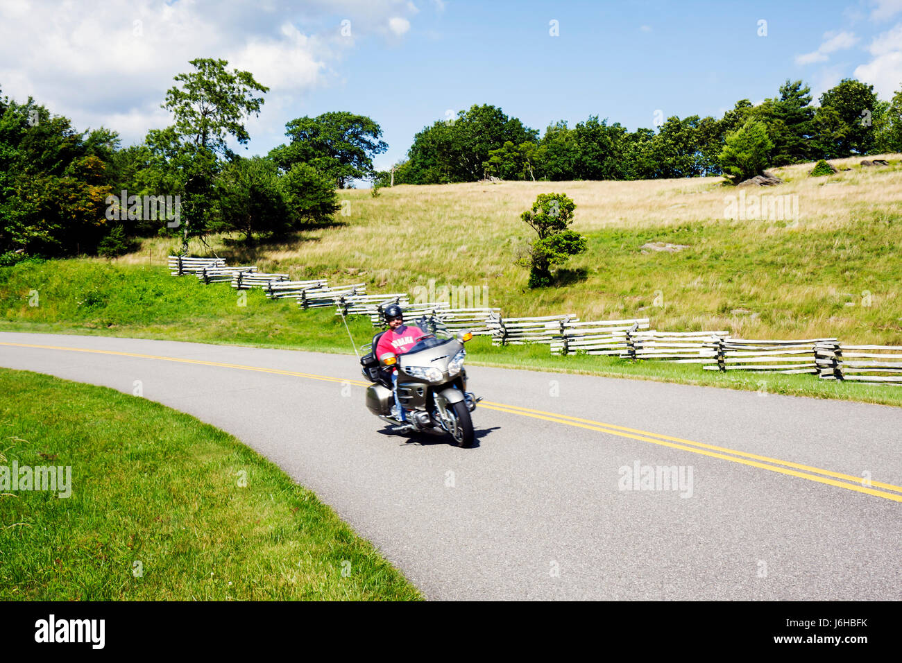 Blue Ridge Parkway Virginia, Appalachian Mountains, Rocky Knob, Milepost 170, ländlicher Zaun, Straße, Motorrad-Motorräder, Biker-Radfahrer, Fahrräder, bic Stockfoto