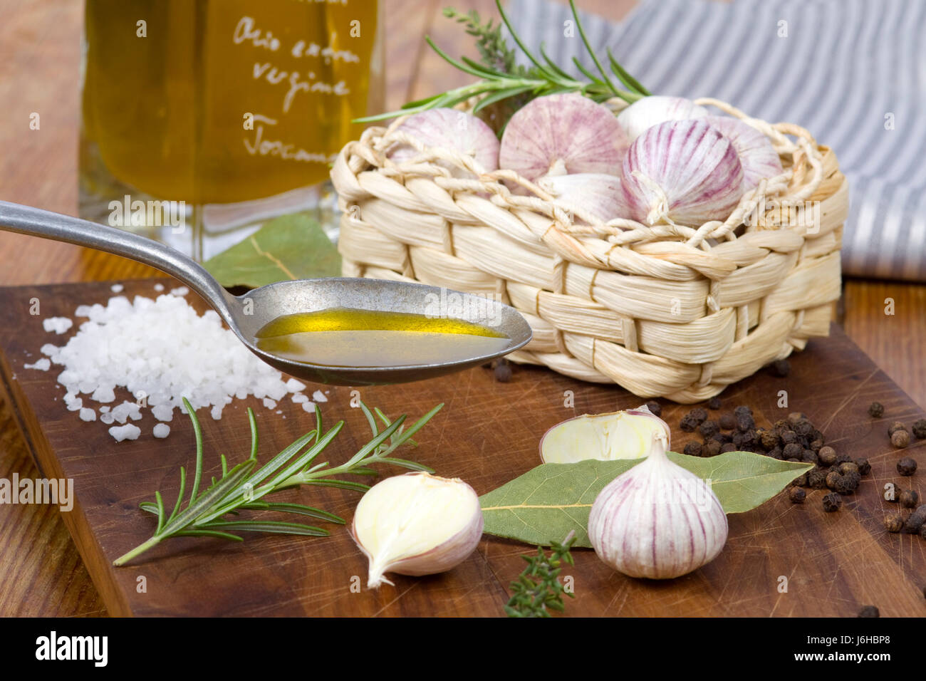 Knoblauch Öl Öle Salz Pfeffer Detail Gewürz Holz Korb Zweig Kochen Köche kochen Stockfoto