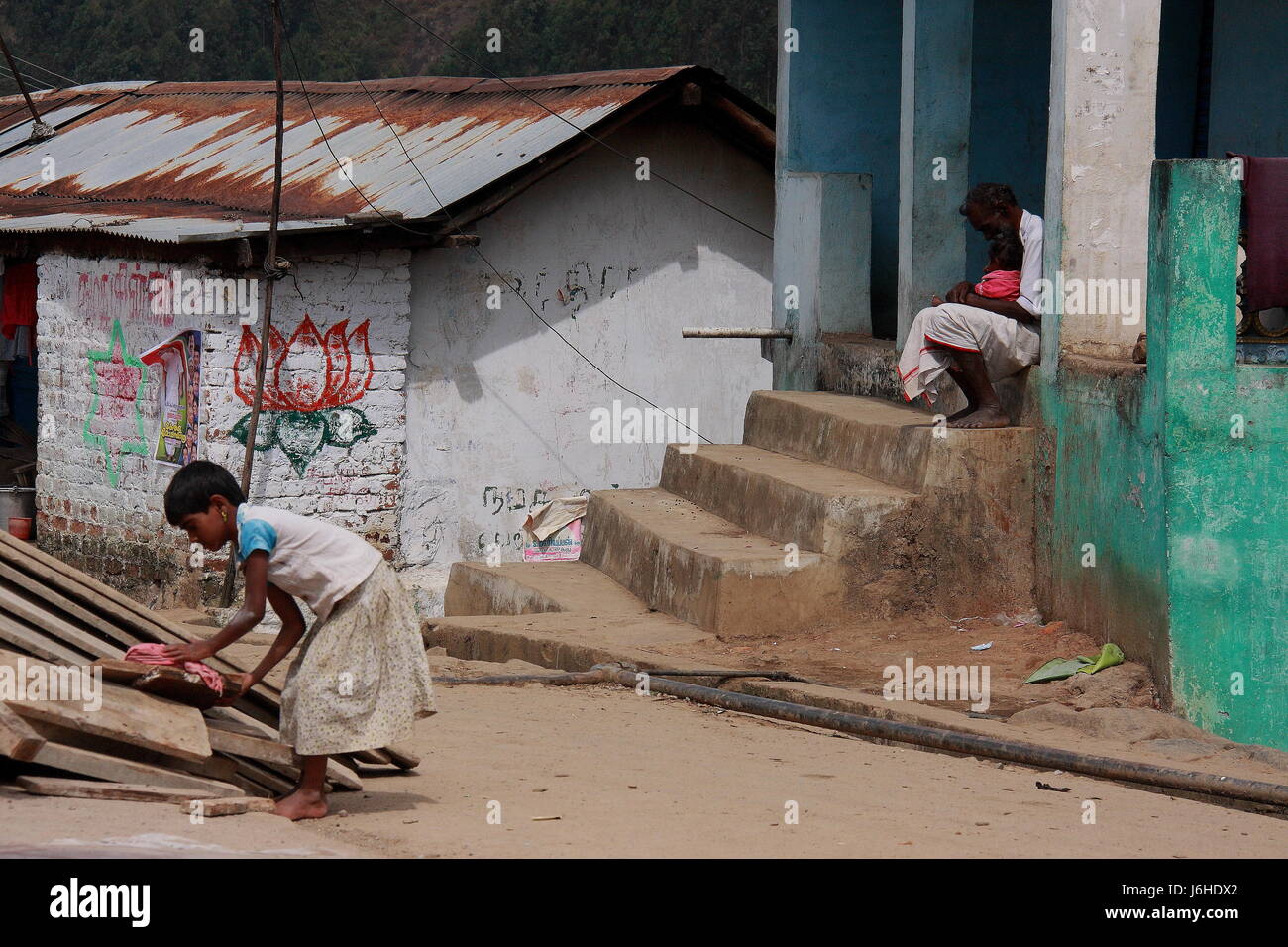 Kinderarbeit in Indien, zeigt die Eltern Zuneigung für Sohn und Tochter, tamilnadu Kerala Boarder, Süd Indien, Asien, PRADEEP SUBRAMANIAN Stockfoto