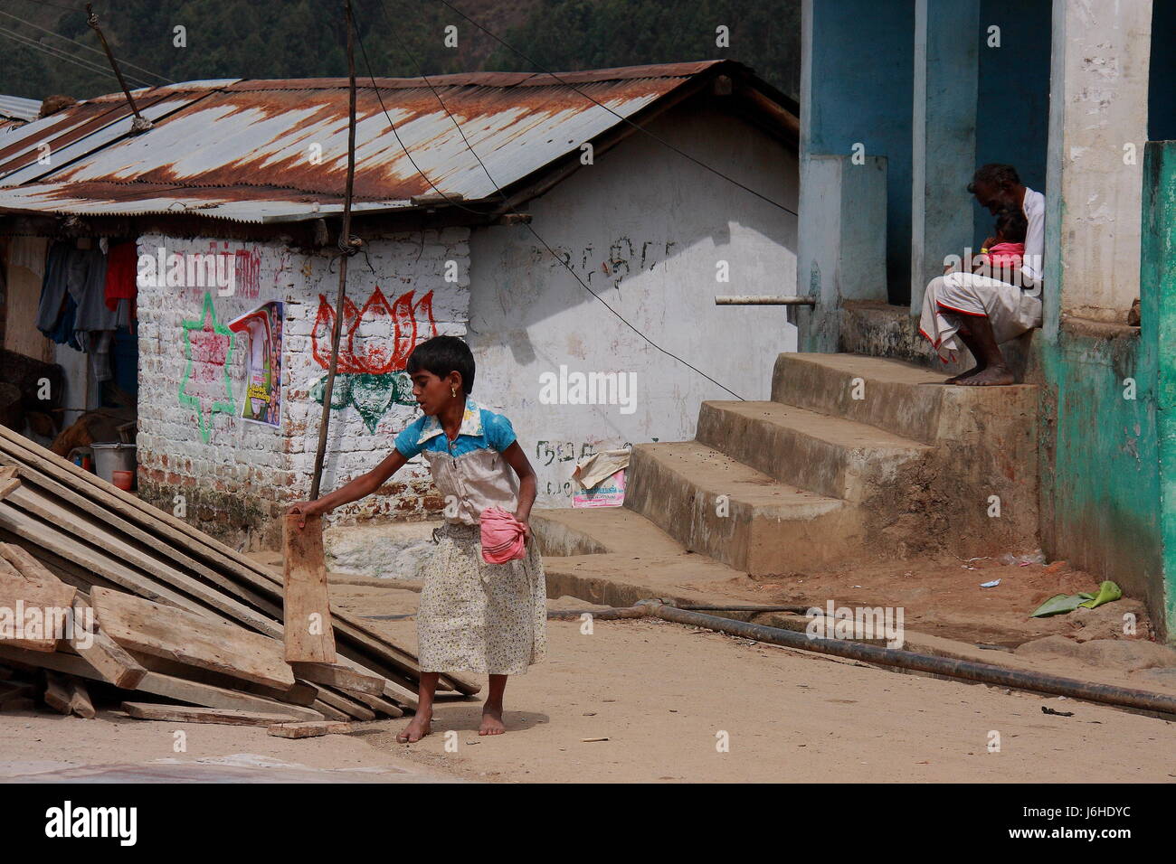 Kinderarbeit in Indien, zeigt die Eltern Zuneigung für Sohn und Tochter, tamilnadu Kerala Boarder, Süd Indien, Asien, PRADEEP SUBRAMANIAN Stockfoto