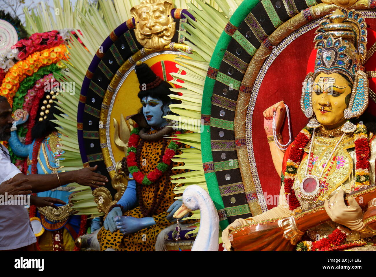 Traditionelle Volkstänzer in der Lord Siva Kostüme aus einem tempelfest in Thrissur, Kerala, Südindien, Asien Stockfoto