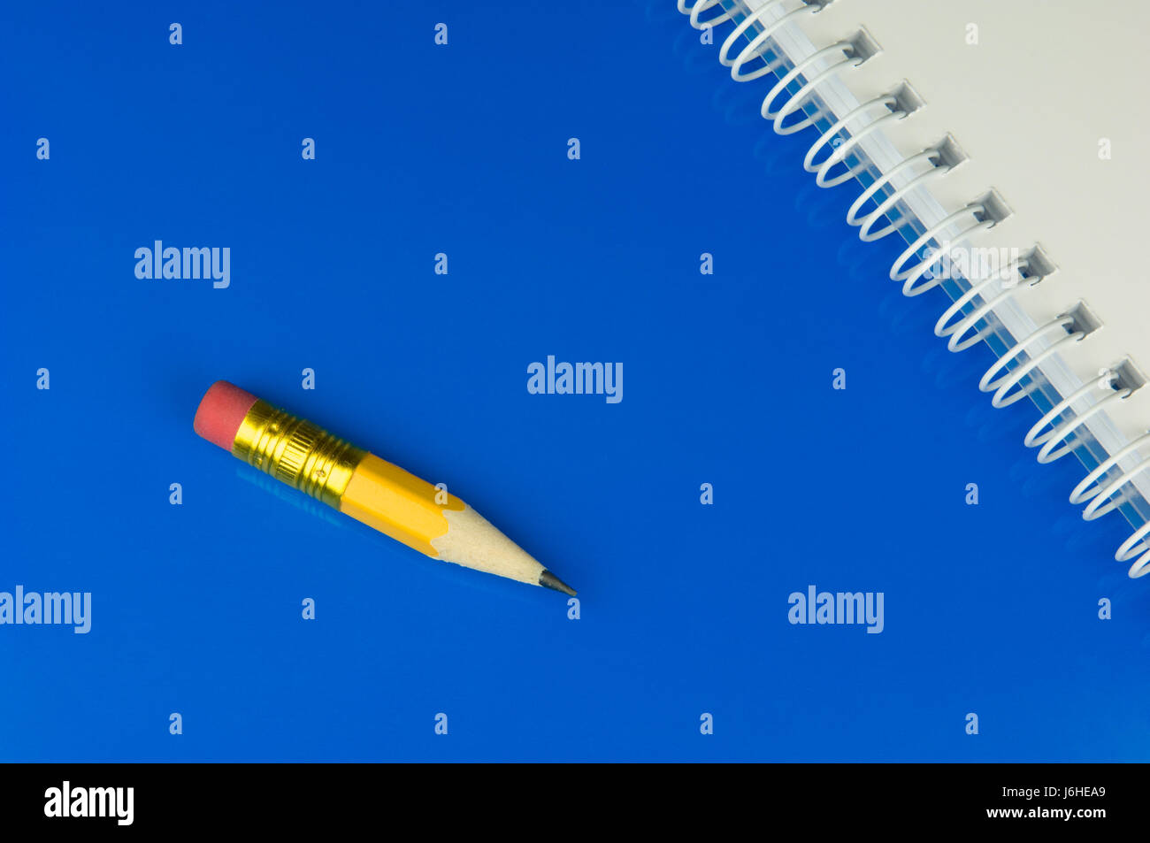 Büro Scratchpad Anmerkung Memo kleine winzige kleine kurze Bleistift Stiftstil blau Stockfoto
