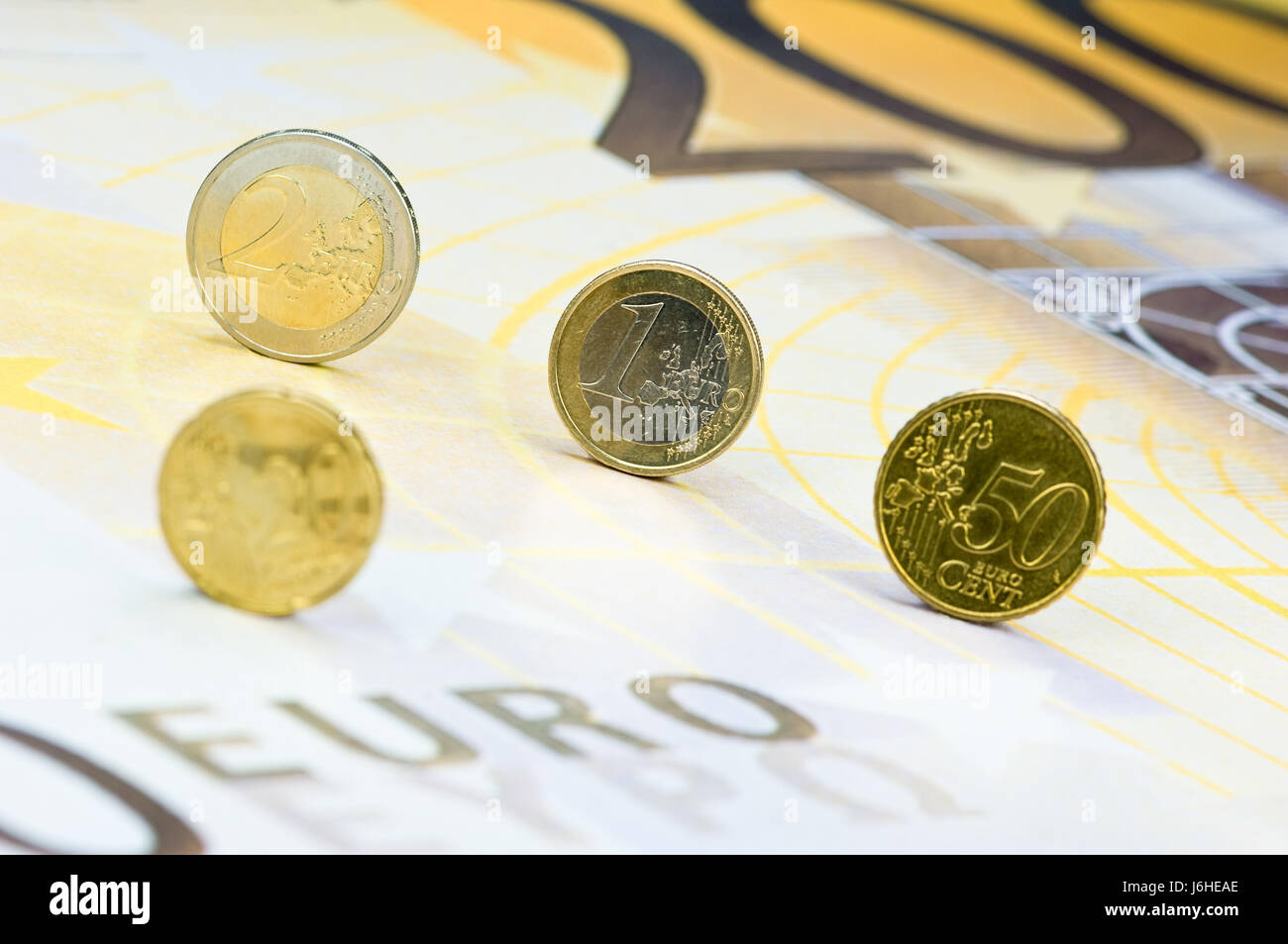 Euro-Münzen auf 200-Euro-Schein Stockfoto