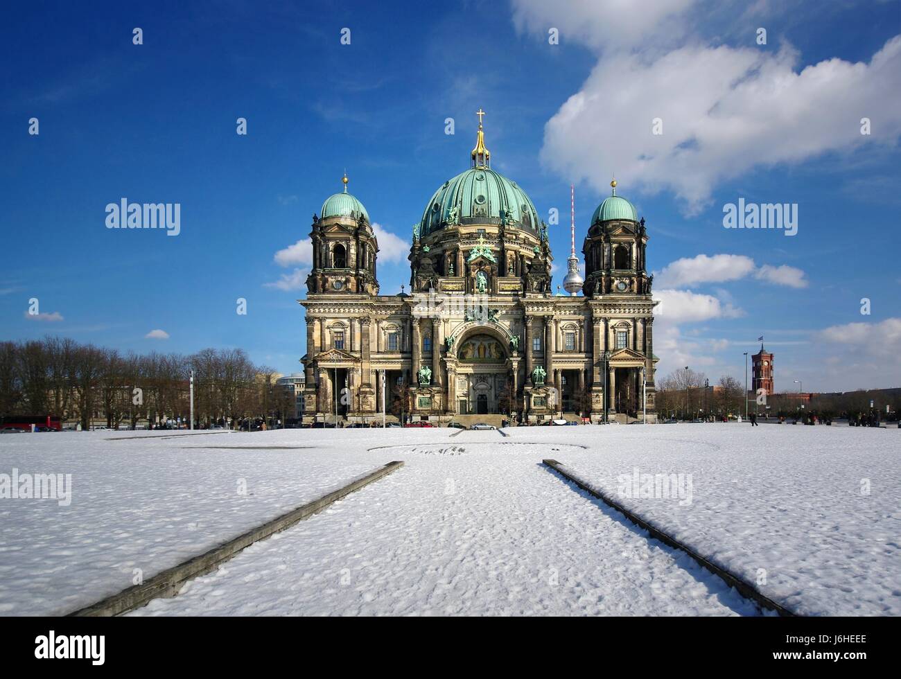 Berliner Dom im Winter mit Schnee Stockfoto