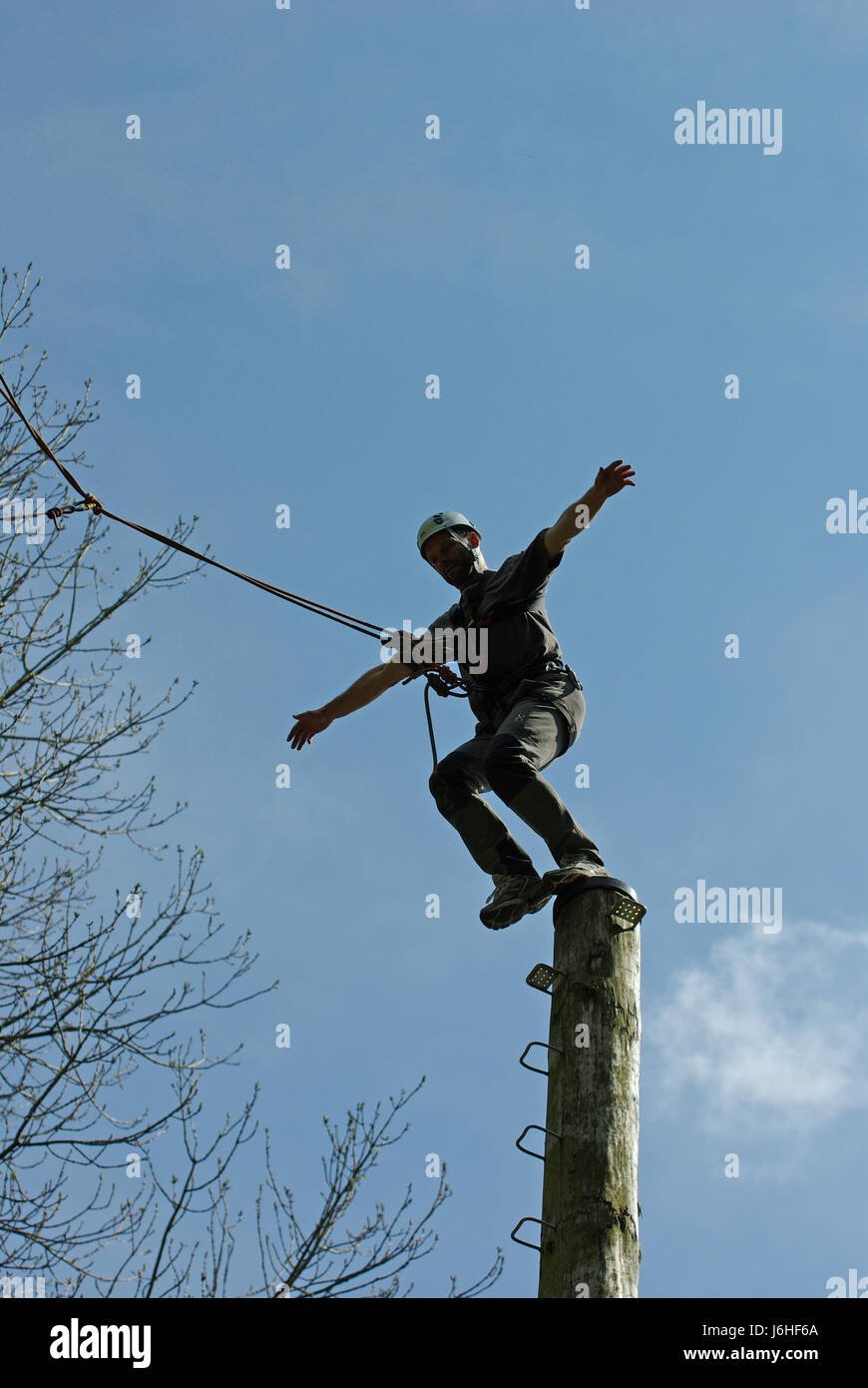 mutige Frühling Prellen Bounces Hop überspringen frisks springen Sprung-Abenteuer Stockfoto