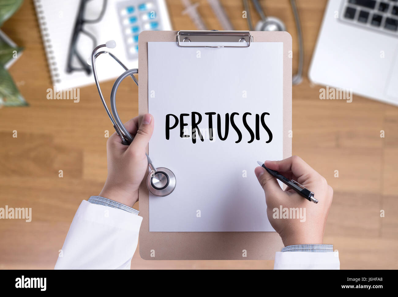 Pertussis Arzt Hand arbeiten professionelle medizinisches Konzept Stockfoto