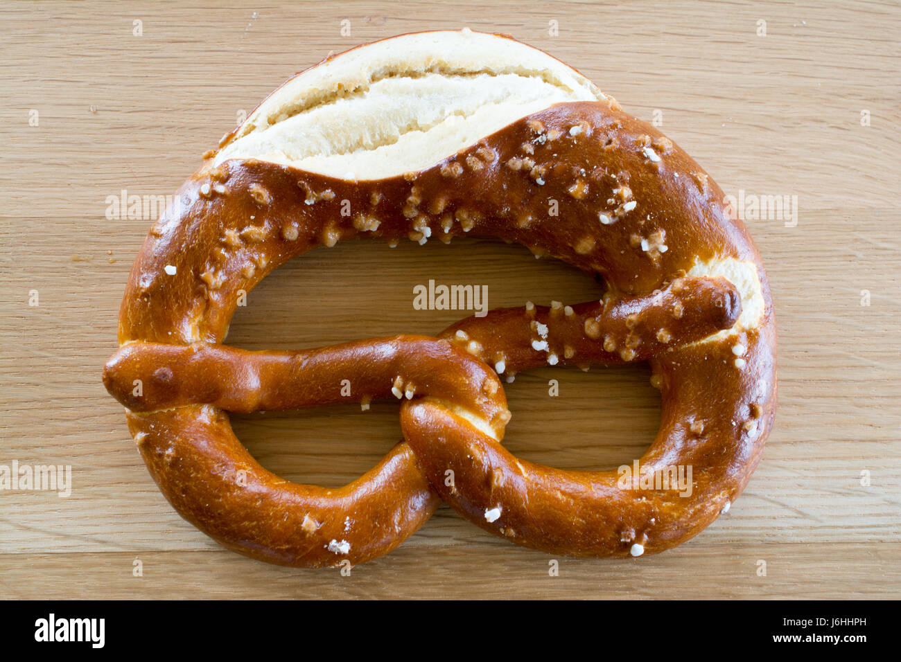 Gesalzene Brezel auf Holz Eiche Tischplatte. Stockfoto