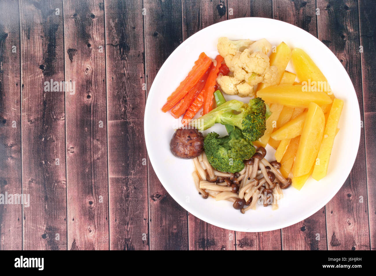 Lebensmittel für die Gesundheit, in Scheiben geschnittene Gebratene Kartoffel und Shimeji Pilz mit gemischtem Gemüse. Kein Fleisch-Rezept. Stockfoto