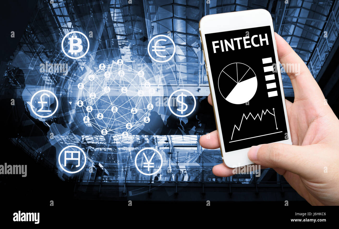 FinTech Anlagekonzept finanzielle Internet Technologie. Währungen zu unterzeichnen, Symbol und Mann hält Smartphone mit Text mit abstrakten Hintergrund, cryptoc Stockfoto