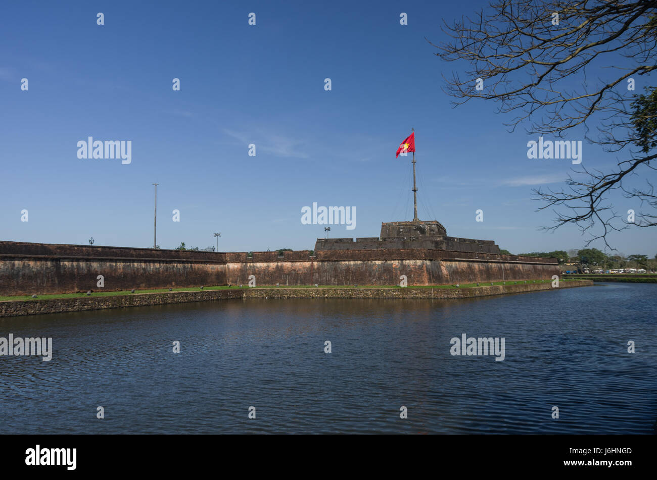 Blick auf Flagge Tower (Kinderbett Co), Burggraben und Stadtmauern Zitadelle von Hue, Vietnam zum UNESCO-Weltkulturerbe Stockfoto