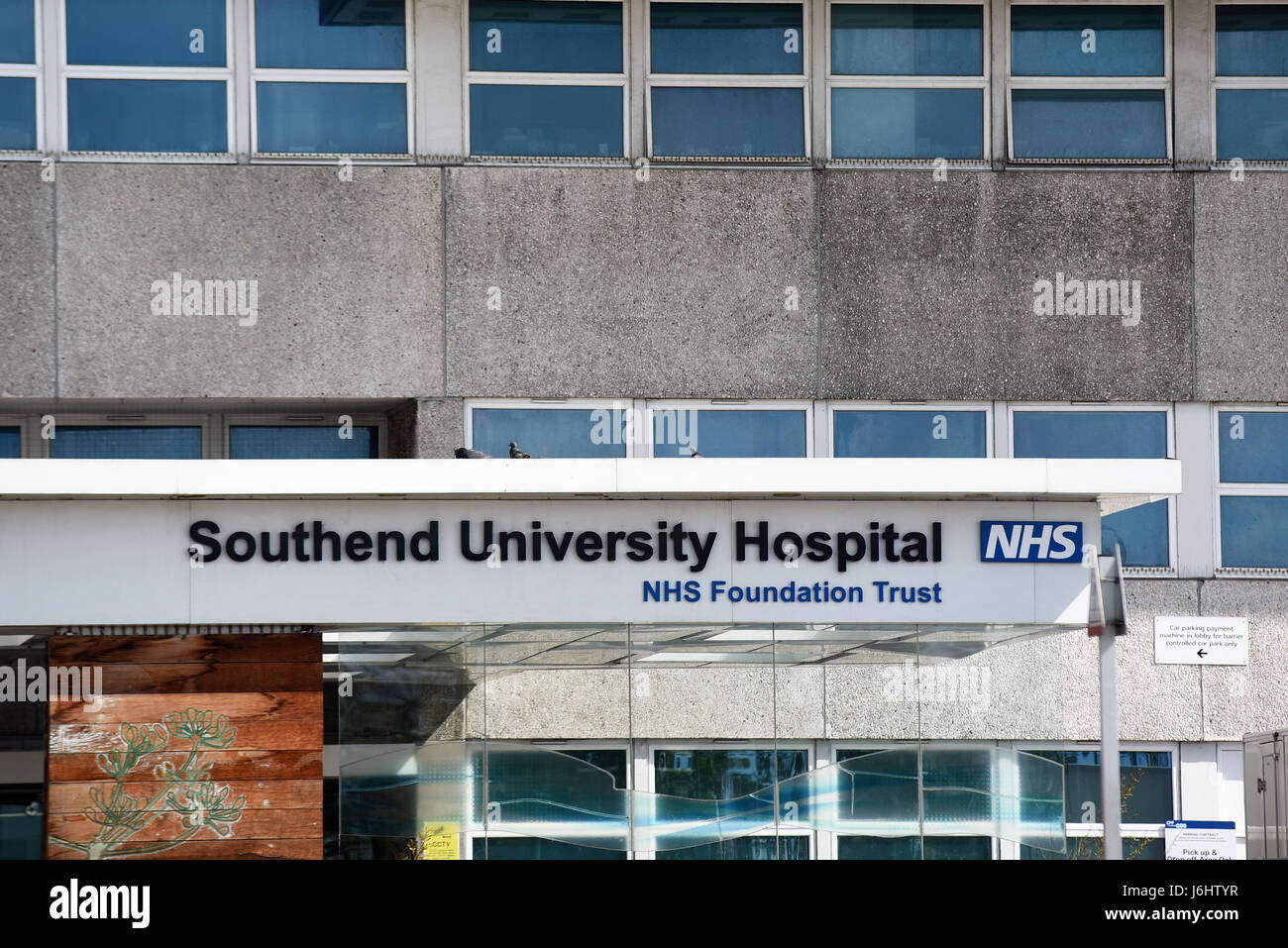 Southend University Hospital, Essex, Großbritannien, Eingang mit Schriftzug Stockfoto