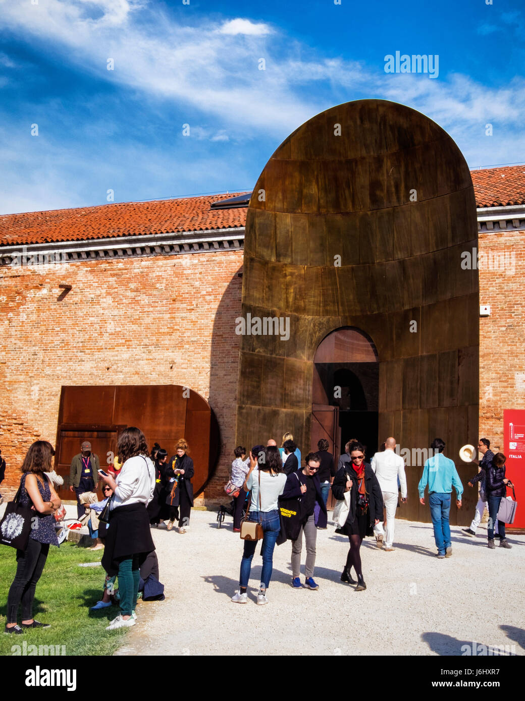 Venedig, Castello, Arsenale. 57. Venedig Biennale 2017, La Biennale di Venezia.Italy Pavillon außen, Menschen außerhalb des italienischen Pavillons Stockfoto