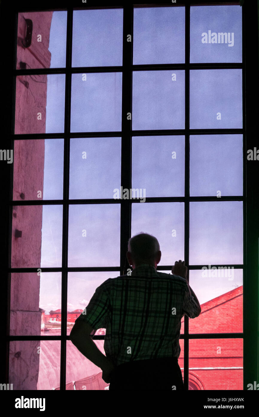 Italy.57th Biennale in Venedig, sieht La Biennale di Venezia 2017 Mann aus Fenster des südafrikanischen Pavilion.Senior Mann am Fenster Stockfoto
