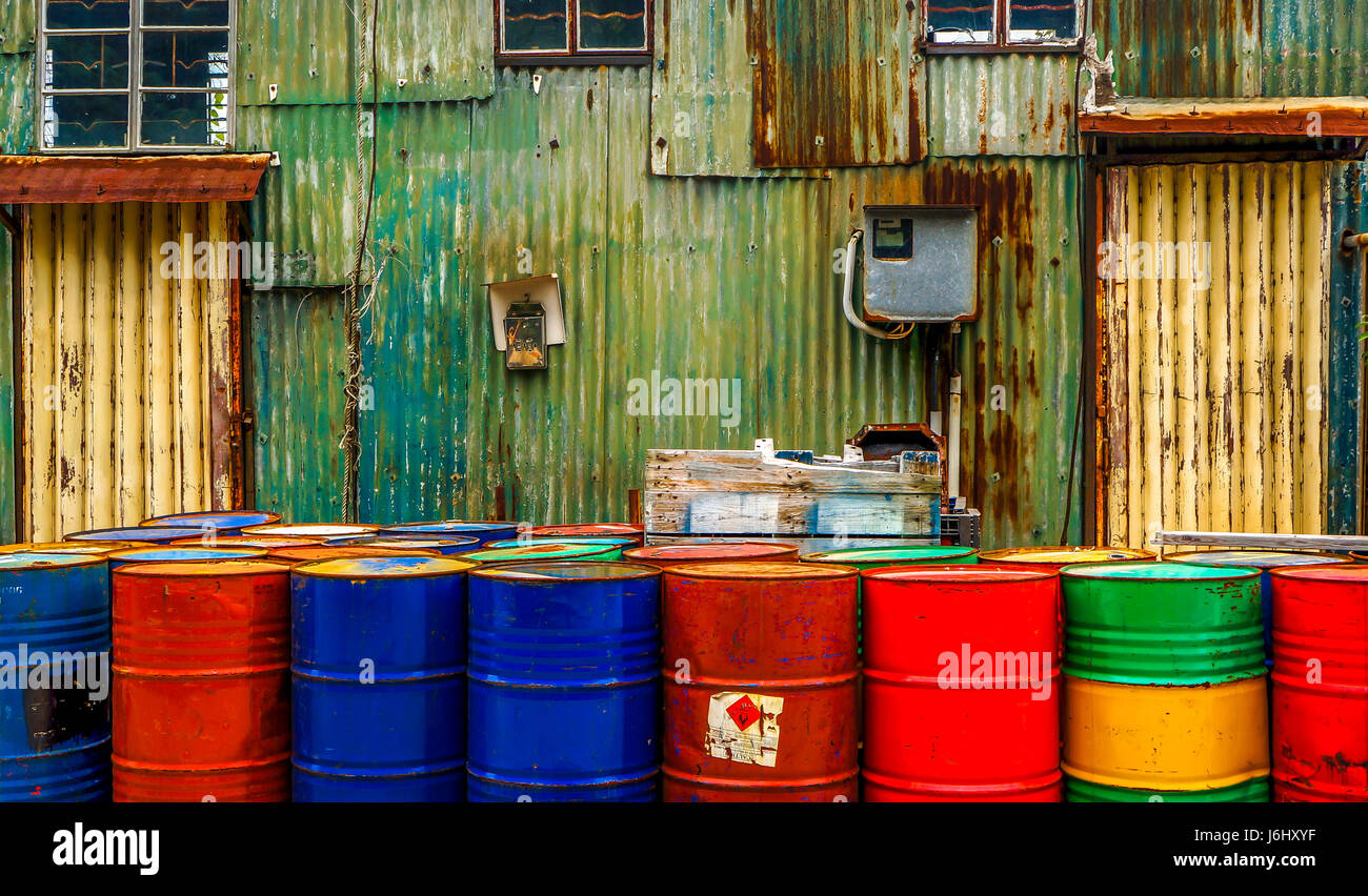 Mehrfarbige Ölfässer im Werkstattbereich Stockfoto