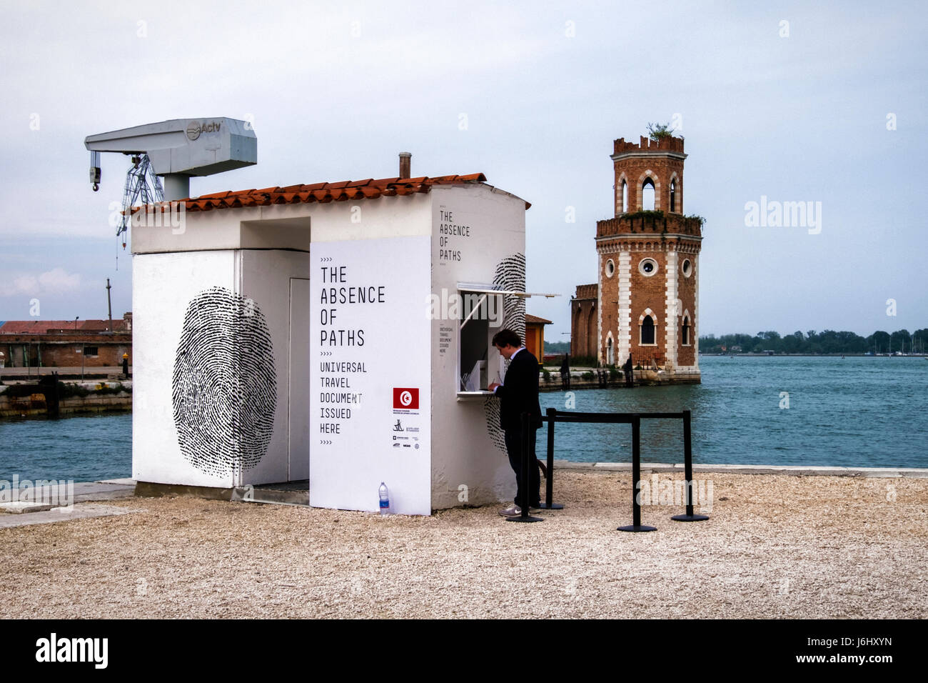 Hafen von Venedig, Castello, Arsenale. 57. Biennale 2017, La Biennale di Venezia.Tunisian Pavillon, die Abwesenheit der Wege Installation Artwork, eine Visa-Stand Stockfoto