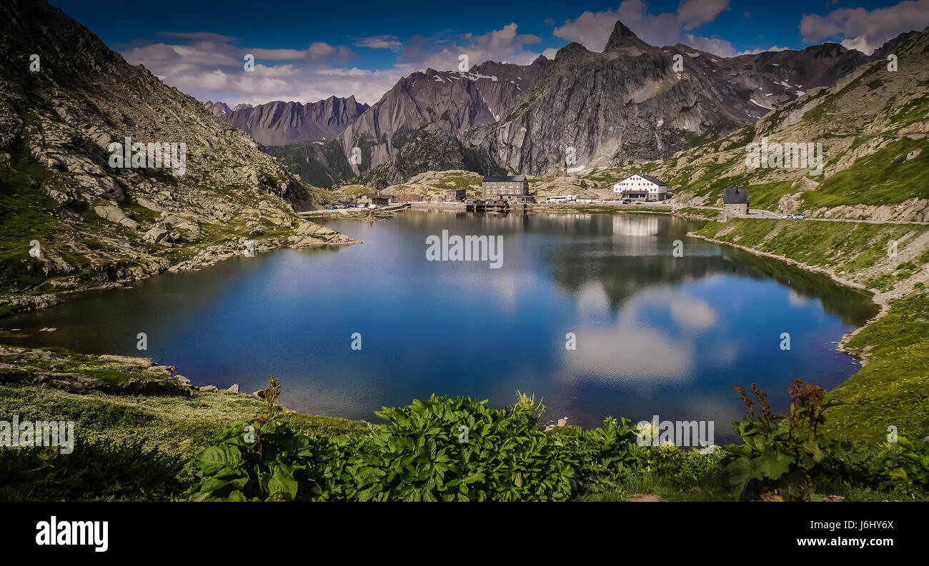 Blick über den Lac du Grand Saint-Bernard von der Schweiz nach Italien Stockfoto