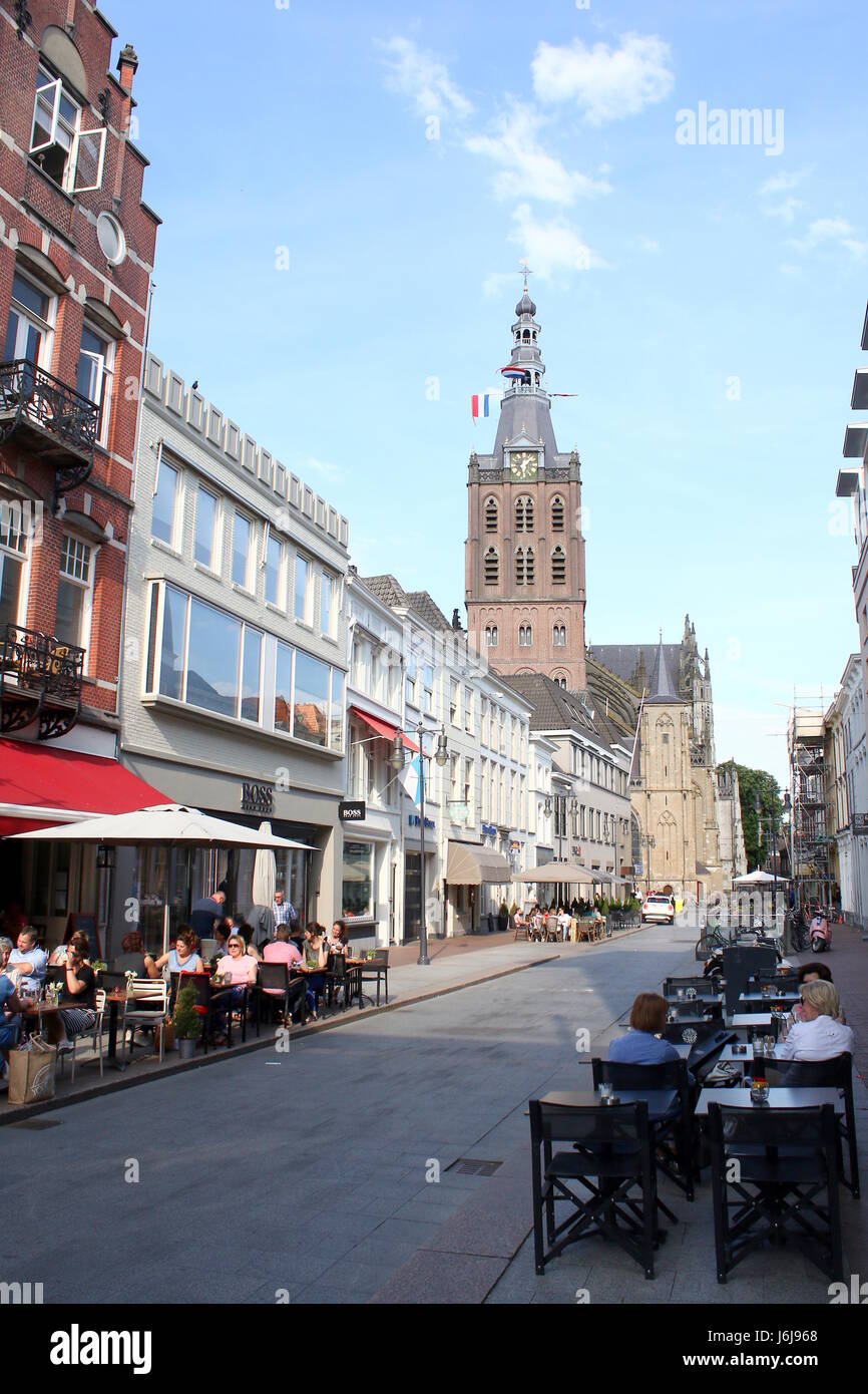 Turm der mittelalterlichen Sint-Janskathedraal (St. Johns Cathedral) im Zentrum von Den Bosch, Brabant, Niederlande. Brabantischen Gotik. Von Kerkstraat gesehen Stockfoto