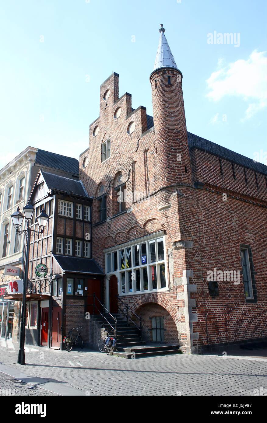 De Moriaan (1220), beherbergt eine der ältesten Ziegel in den Niederlanden am Marktplatz, Den Bosch, Nord-Brabant, Niederlande. Jetzt ein Tourist Office Stockfoto
