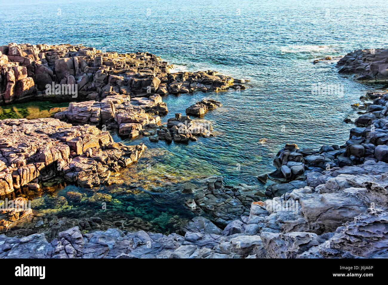 Panorama in La Conca Bucht - s Insel San Pietro - Italien Stockfoto