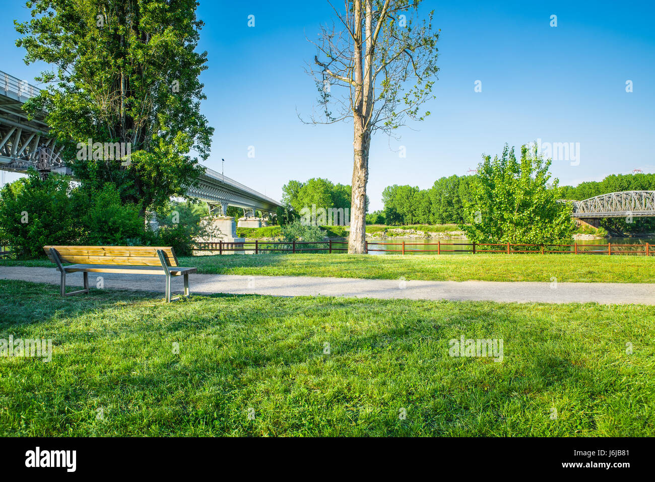 Piacenza, mittelalterliche Stadt, Italien. Feldweg entlang des Flusses Po vor den Toren von Piacenza in einen angenehmen Tag. Stockfoto