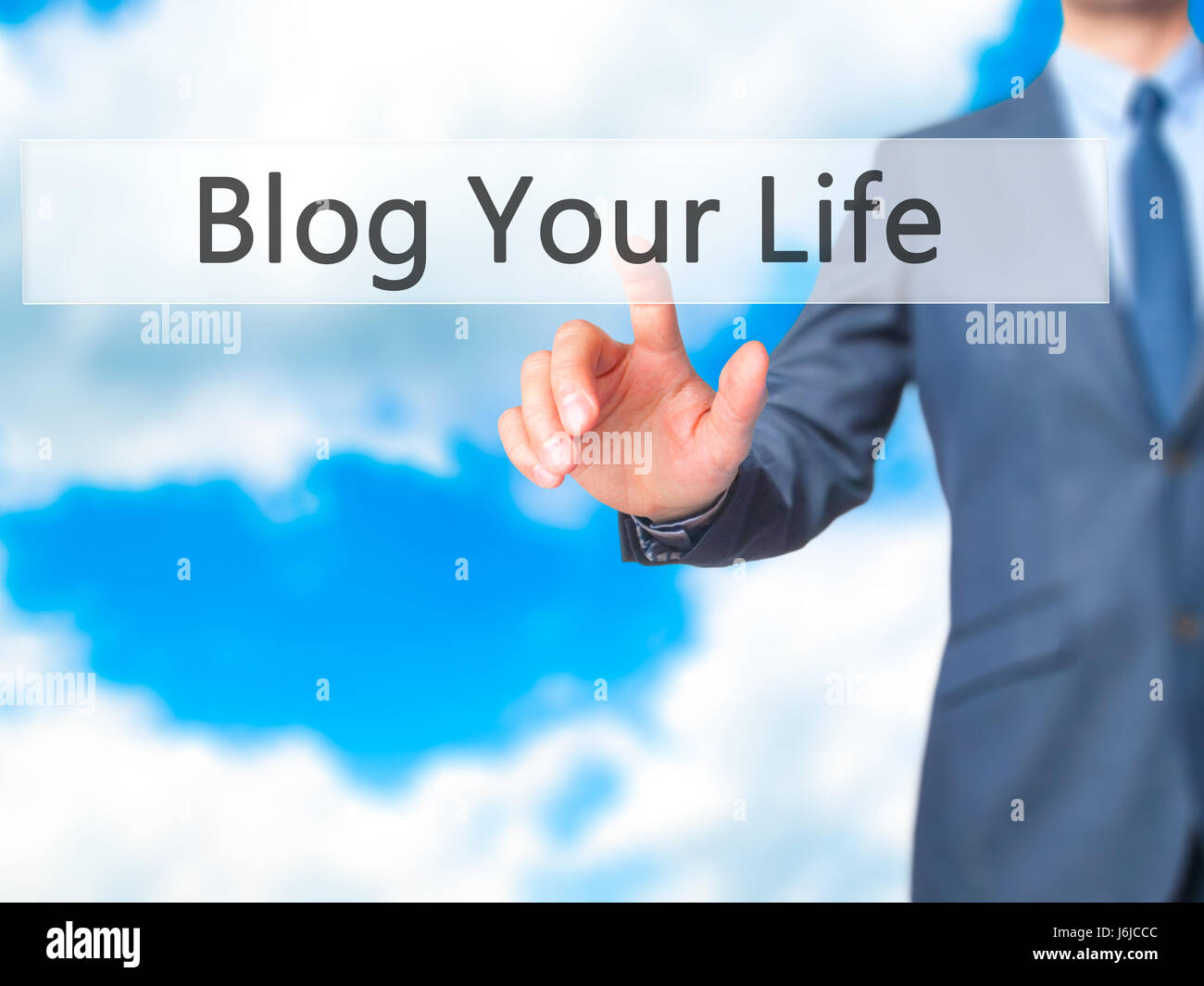 Blog deines Lebens - Unternehmer-Hand-Touch-Taste auf virtuellen Bildschirm-Schnittstelle. Geschäft, Technologie-Konzept. Stock Foto Stockfoto