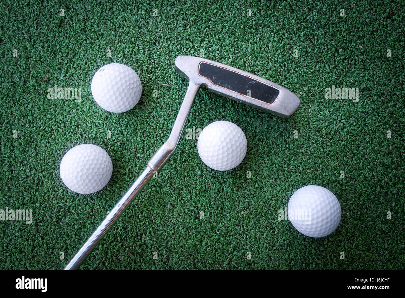 Minigolf mit Ball und Club Szene. Einsetzbar wie der Hintergrund. Sonniger Tag am Kurpark Stockfoto