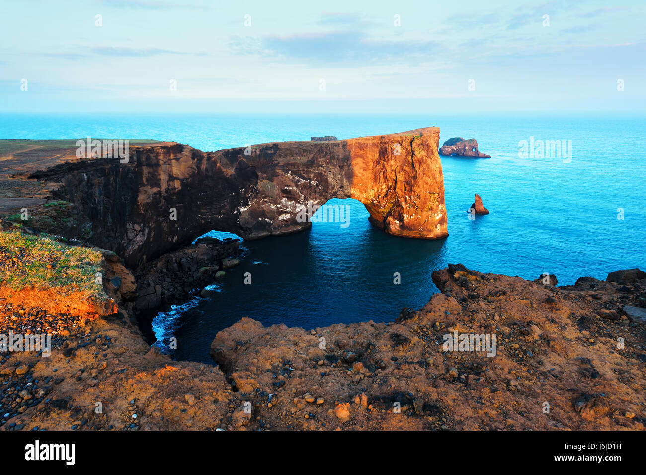 Einzigartige Basalt Bogen auf Dyrhólaey Nature Reserve, Island, Europa. Stockfoto