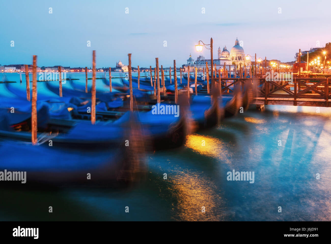 Blick auf Venedig am Abend. Reihe von Gondeln und glühenden Straßen. Italien, Europa Stockfoto