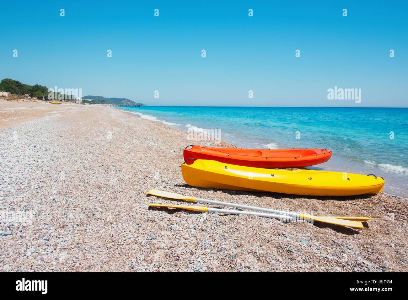 Zwei Kajaks am Meer Rand. Sonnentag am Mittelmeer. Sommer-Zeit Stockfoto