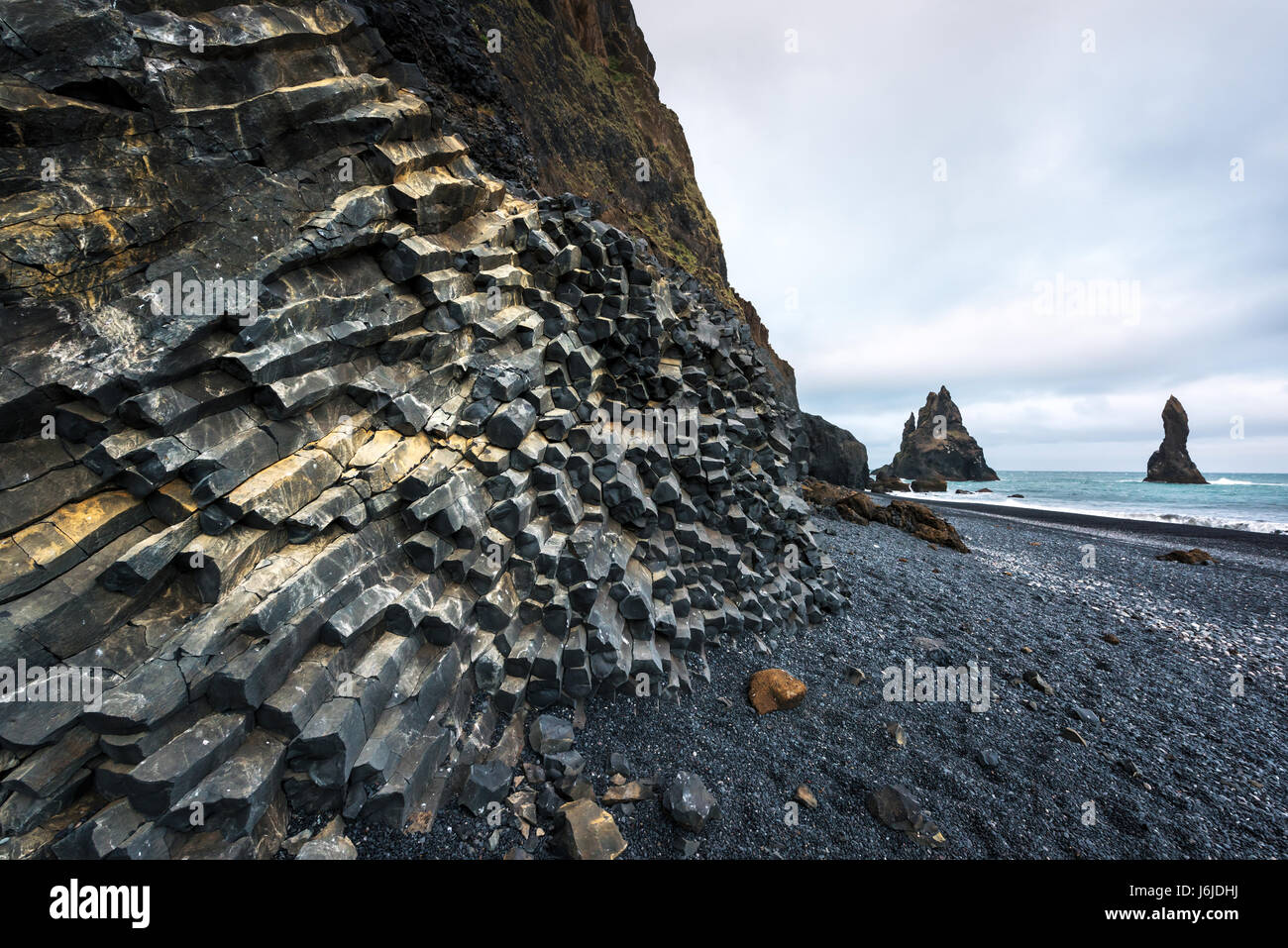 Basalt Felsformationen "Troll Zehen" am schwarzen Strand. Reynisdrangar, Vik, Island Stockfoto