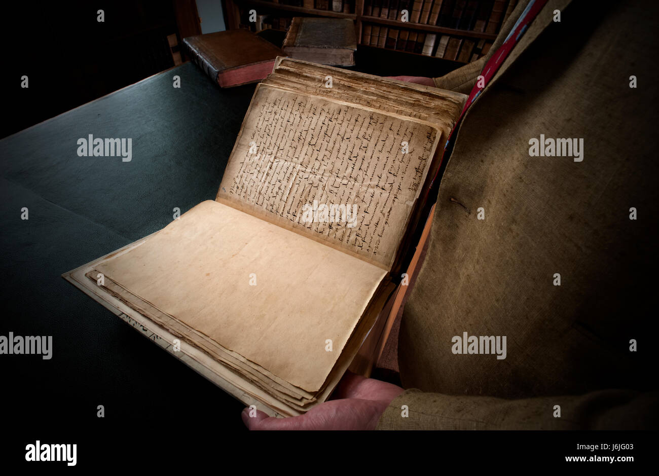 Parker Bibliothek Handschriften, Corpus Christi College in Cambridge, England, UK. 10. Juni 2016 zeigt die Parker Bibliothekar Dr. Christopher de Hamel zeigt ein Brief geschrieben durch eine junge Anne Boleyn zu ihrem Vater. 16. Jahrhundert. Stockfoto