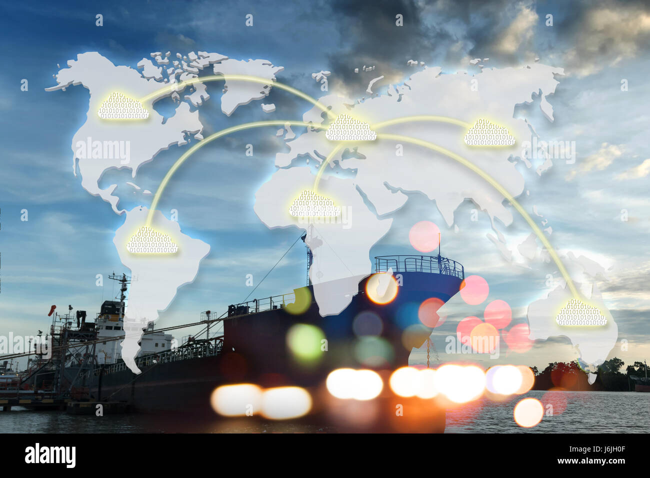Wolke Logistikkonzept, Transport Integrationskonzept, Binär codierte Verbindung Symbol und Welt Karte mit Cargo Schiff Hintergrund, Bokeh l Stockfoto