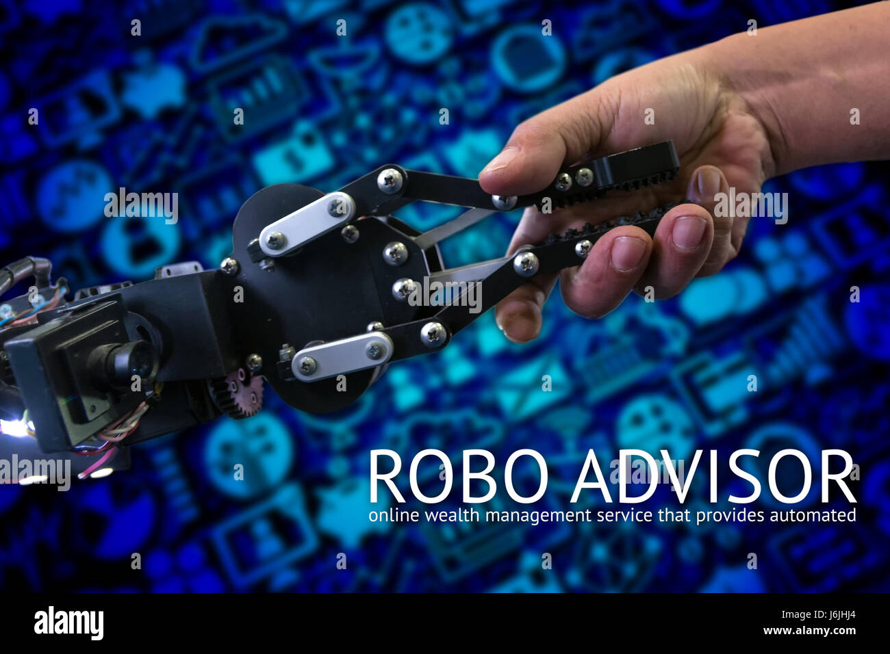 Cyber-Kommunikation und Roboter-Konzepte. Robo-Berater-Konzept. Roboter und Ingenieur menschliche Hand mit Handschlag hält und Unschärfe Wealth Management Symbole Stockfoto