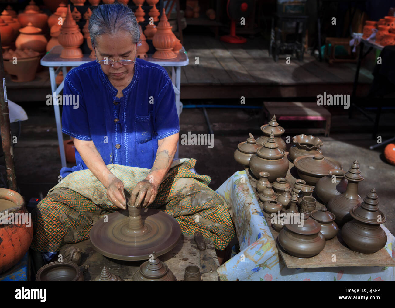 BANGKOK THAILAND - SEP21: unbekannte alte Frau macht thai-Stil Ofclay Skulptur vor der ihr Ton-Kunst-Shop in Talad Naam Khuan Erdöl-Wochenende m Stockfoto