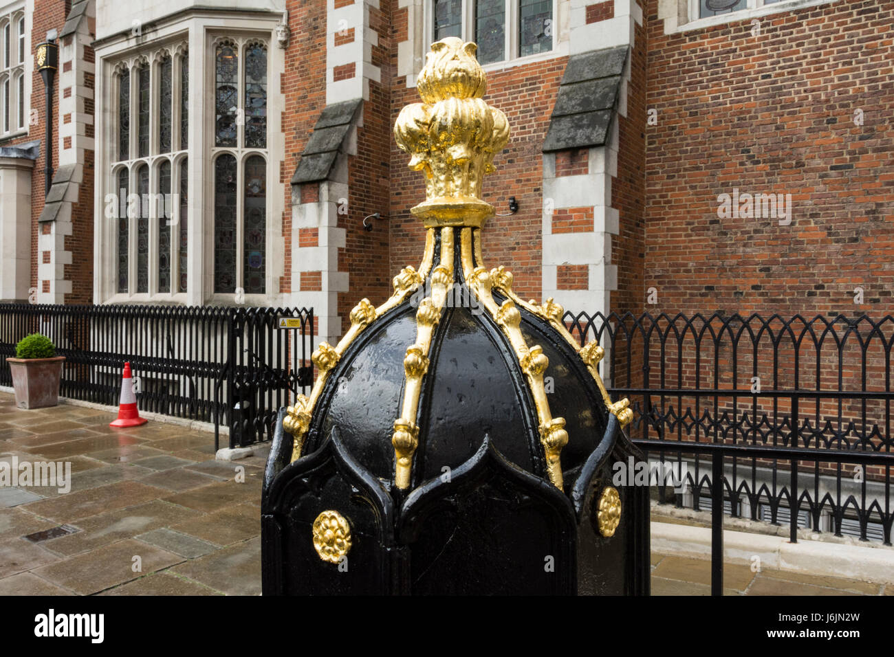 Eine alte altmodische Wasserpumpe in Grays Inn Square, London, UK Stockfoto