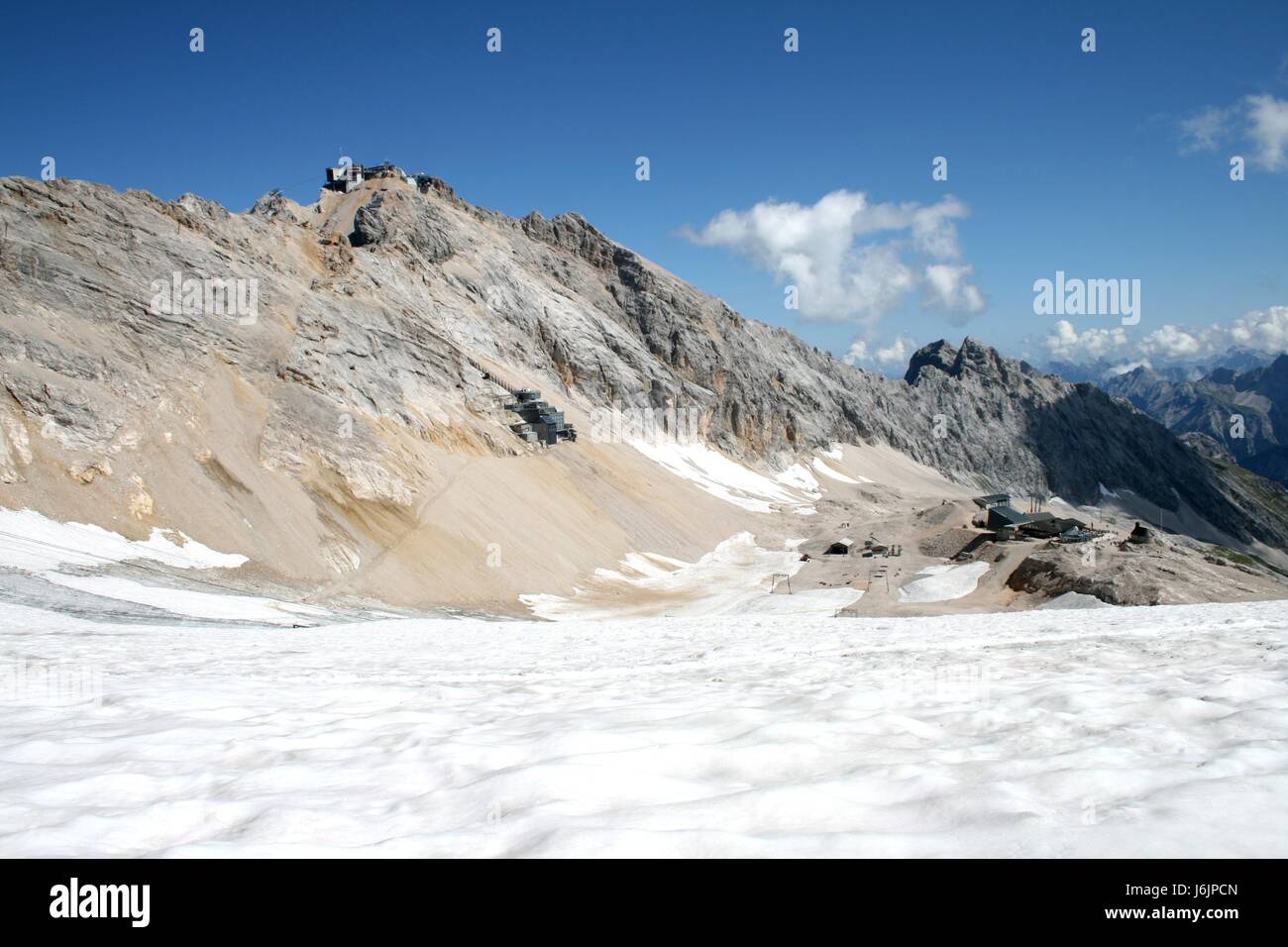 Gletscher Schnee blaue Berge Alpen Kapelle Sommer sommerlich Skilifte Firmament Himmel Stockfoto