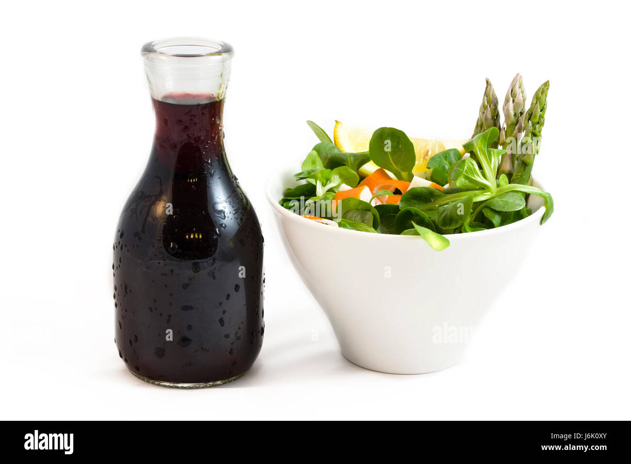 Restaurant Becher trinken trinken Lätzchen Wein Winkel Fisch Flasche Gurke Gemüse Stockfoto